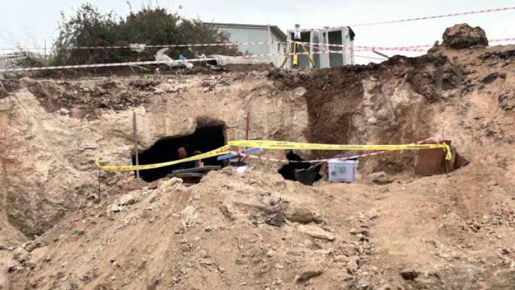 Hatay'ın Arsuz ilçesinde inşaat çalışmaları sırasında bulunan kaya mezar odaları, müze ekiplerinin incelemesiyle görüntülendi. Yöre halkı, kaya mezarlarını merakla ziyaret ediyor.