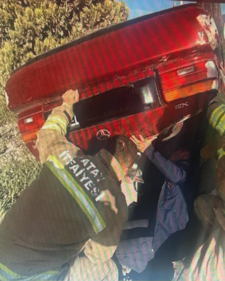 Hatay'da Takla Atan Araçta 2 Yaralı